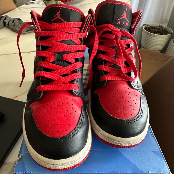 6.5Y Jordan 1's Red/Black - Picture 4 of 7